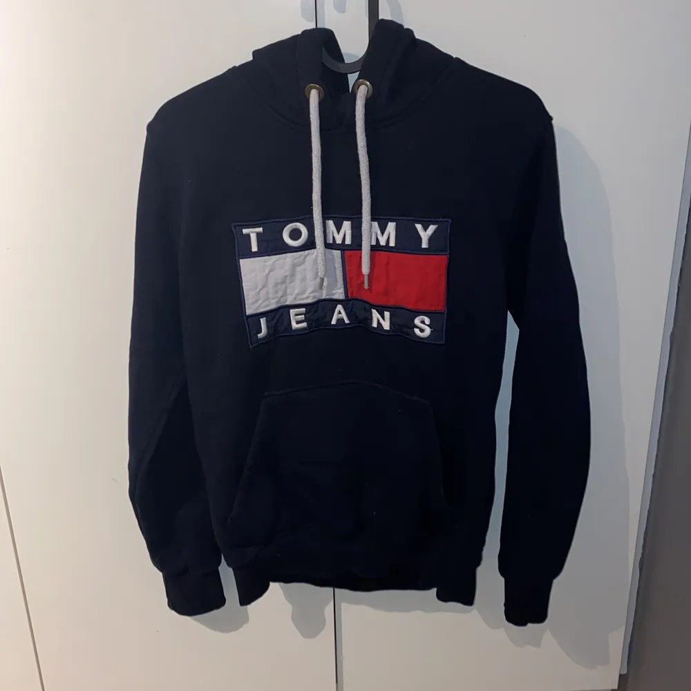 Säljer denna mörkblå hoodie från Tommy hilfiger i strl M. Knappt använd. Kontakta mig om du är intresserad.💕. Hoodies.