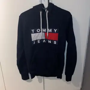Säljer denna mörkblå hoodie från Tommy hilfiger i strl M. Knappt använd. Kontakta mig om du är intresserad.💕