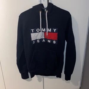 Tommy hilfiger hoodie - Säljer denna mörkblå hoodie från Tommy hilfiger i strl M. Knappt använd. Kontakta mig om du är intresserad.💕