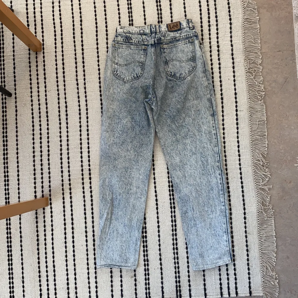 Baggy stentvättade jeans i ljusblått från Lee! Står ingen storlek, men skulle satsa på att de är i storlek 28.. Jeans & Byxor.