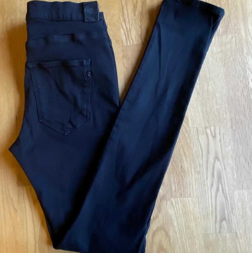Replay hyperplex jeans svart i strl midja 27-30. I fint skick utan skador med bibehållen färg och form. Smal fit. Jeans & Byxor.