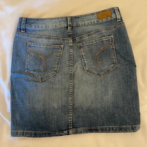 VINTAGE KJOL - Köpt på en second hand, så i ”vintage” skick. Det står 27 men skulle säga att de är stora i storleken. Inre Midjemåttet är ca 76 cm och längden på kjolen är ca 39 cm💖