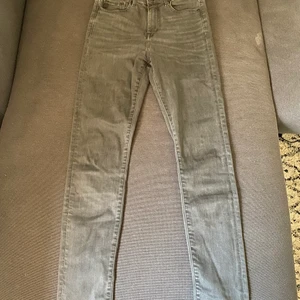 Grå jeans H&M skinny regular waist  - Ett par grå jeans som inte längre kommer till användning! På mig som är 167 är dom perfekta i längden. Storleken är 27/30 och passformen skulle jag säga är tight. 