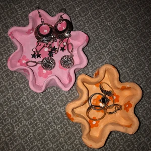 Smyckesfat / bricka / skål / småfat  - Supersöta fat/skålar gjorda i lera. Kan göra i andra färger o storlekar efter önskemål!🥰 🧡Orange 100kr  💗Rosa 120kr  Paketpris: 200kr för båda