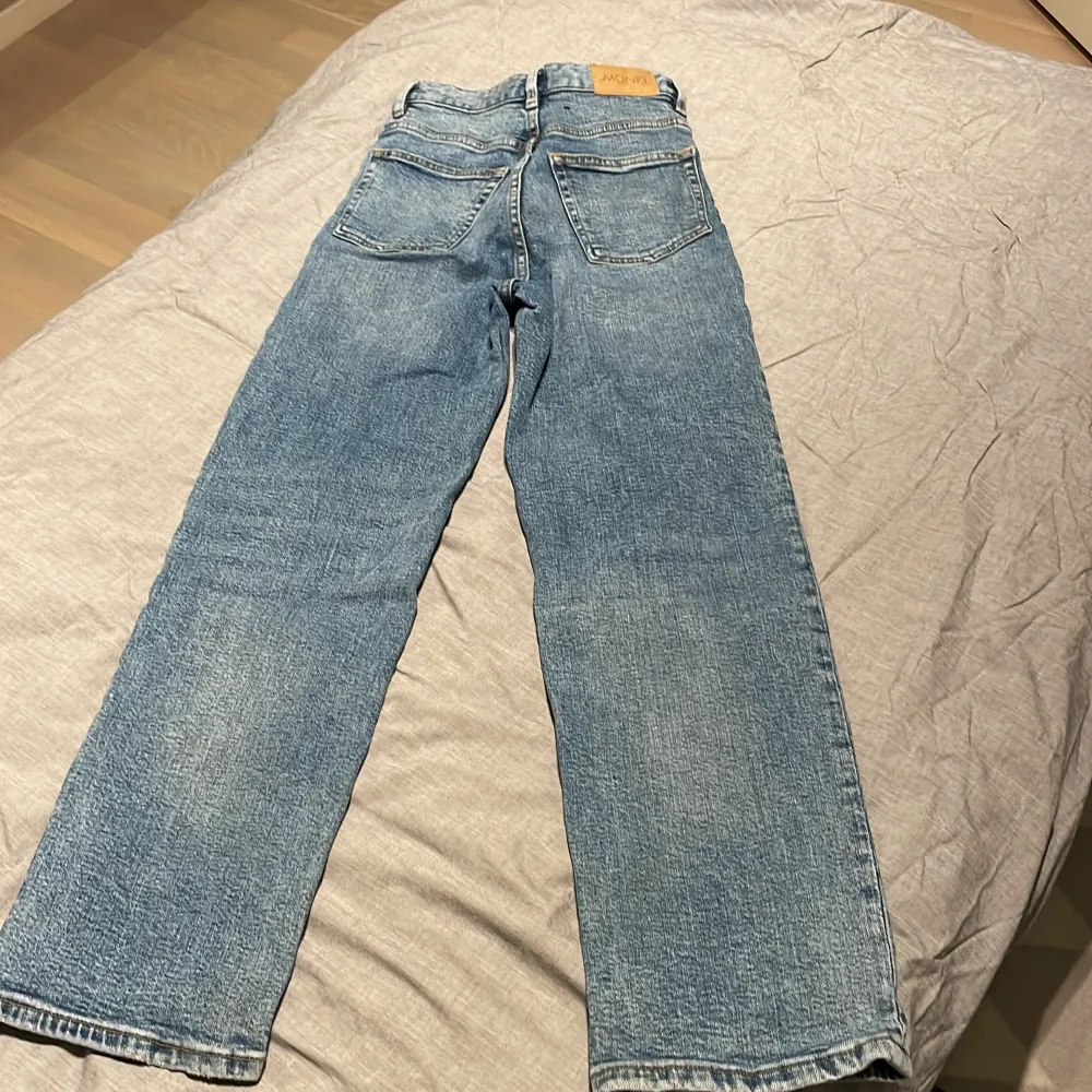 Ljusa jeans från Monki. Fint anvönt skick.. Jeans & Byxor.