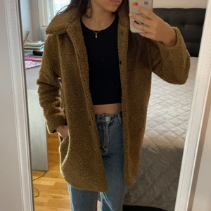 Teddyjacka, M i barnstolen - En väldigt fin och skön teddyjacka från piraya för 899kr. Inte äns 1 år gammalt och är bara använd 1 gång, så i väldigt fint sick. Köparen står i frakt. Den är väldigt skön och varm, en perfekt höstjacka. Det sägs att den är i storlek men men passar perfekt för S/XS. Säljer eftersom för liten för mig. :)