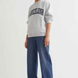 Grå sweatshirt  - Grå sweatshirt ifrån hm nypris 200kr säljer för 100 kronor! Helt oanvänd, ändrats testad 