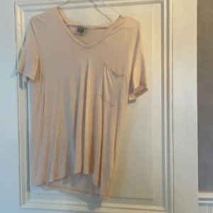 T-shirt twist & tango - Hel och ren. Säljes då den är för liten för mig. Vill ha den oversize. Samfraktar gärna med övriga annonser. Ljusrosa/puderbeige 