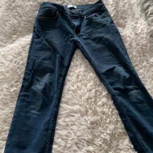 Ace jeans i blue/black storlek 32/30