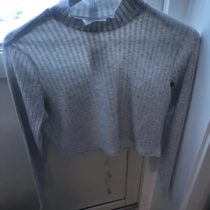 Crop top - Ribbad crop top från h&m, aldrig använd och prislappen sitter kvar