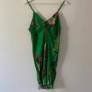 Jättefin grön silkesklänning från zara som bara använts en gång. Storleken är XL men jag är S/M och den sitter perfekt på mig💕💕