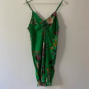Jättefin grön silkesklänning från zara som bara använts en gång. Storleken är XL men jag är S/M och den sitter perfekt på mig💕💕