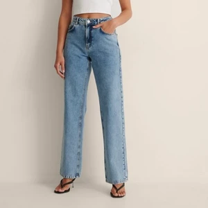 NA-KD jeans - Jättefina raka NA-KD jeans i storlek xs! Aldrig använda prislapp kvar! Säljer för att jag inte gillar hur dem sitter på mig❤️‍🔥