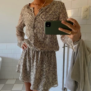 Klänning mango - Så fin klänning från mango, storlek M, använd fåtal gånger💓