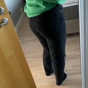 Svarta jeans med hål på knäna. NA-KD  - Svarta jeans med hål på knäna i storlek 36. Användt vid fåtal tillfällen. 