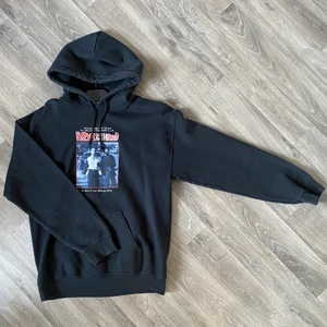 Hoodie - En hoodie som jag köpte på missguided för ca 3 år sedan, den e lite knottrig men annars superfin🥰