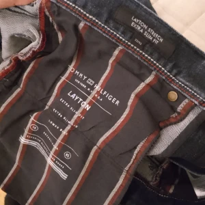 Hilfiger Jeans - Ett par Tommy Hilfiger jeans, storlek 32/32. Mer bilder kan skickas vid intresse. Köpare står för frakt eller möts i Göteborg 😊