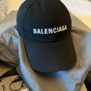 Balenciaga Keps  - Hej! Säljer nu min älskade keps som jag köpte i slutet på november, den är endast använd ett fåtal gånger och därav säljer jag den. Den är köpt på Balenciagas egna hemsida och kvitto, originalbox och tags finns kvar! Kepsen kommer i storlek L men passar alla. 