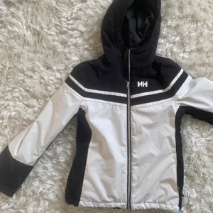 Skidjacka - Säljer min så fina skidjacka ifrån helly hansen. Nyskick och storlek xs men passar även s!! Köpt på deras egna hemsida för runt 3000. Säljer då jag vill köpa en ny, kom med bud!! Skriv privat om ni har fler frågor 🥰