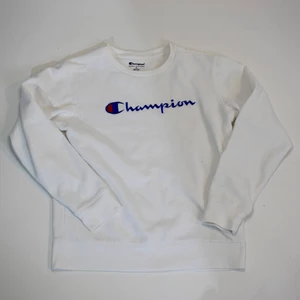 Vit Champion tröja - Vit champion sweatshirt. Tröjan är något nopprig men inget man tänker på. Storleken är XL men väldigt liten i storleken (skulle säga M herrstorlek och S damstorlek)
