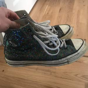 Säljer ett par sparsamt använda converse x jw anderson. De är smutsiga på bilden o ser kanske därför lite slitna ut, är i mycket bra skick. Finns ingen box eller kvitto men är självklart äkta. Skriv om ni har några frågor!