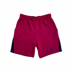 Röda Nike Shorts - Ett par Nike shorts i fint skick. Storlek S. För fler bilder eller mått kontakta mig! Frakten är spårbar med PostNord 📦
