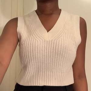 Stickad väst - Stickad väst som kommer aldrig till användning. Storlek XS passar också S!😊
