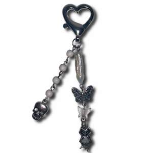 Handgjord nyckelring med en samlig av olika sorters pärlor och charms ☠️ 50kr + 12kr frakt