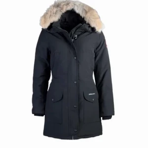 Jacka - Äkta Canada Goose jacka säljs i strl L, passar som M också, då jag har S/M. Använd endast en vinter, köpt för ordinariepris och säljs för 2500kr, kan sänka priset mycket vid snabb affär. Har slarvat bort kvittot p.g.a flytt. Vill bli av med den eftersom att den inte kommer till användning längre eftersom att den inte passar mig. 