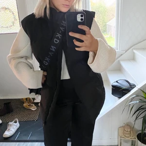 Svart väst/dunväst - Jättesnygg svart dunväst från weekday. Perfekt nu till våren (men även hösten). Är i storlek XS men passar även som en S/M