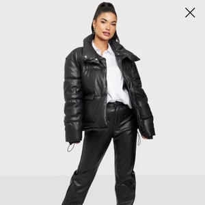 Vinterjacka  - Säljer en jättesnygg vinterjacka som tyvärr inte kommer till användning. Nyskick, använt ett fåtal gånger. Skriv privat för mer bilder 