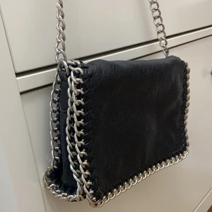 Tiamo väska  - Tiamo väska i superfint skick som inte används längre💗 Vill gärna få sålt den därav priset💗 FÖRST TILL KVARN