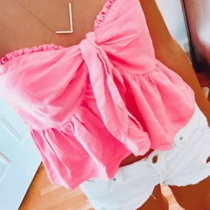 Rosa Topp - Denna topp säljs eftersom den är för stor då jag inte har ett tillräckligt stort bystmått för den, fått använda den med säkerhetsnål i ryggen! </3. Toppen köptes på marknad i San Diego i somras, materialet är bomull av en högre klass! Skriv vid intresse så kan pris diskuteras <33