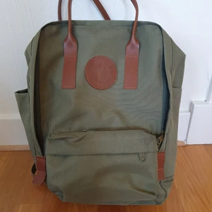 Fjällräven kånken grön  - Säljer denna Fjällräven kånken troligtvis kopia lite osäker i grön, i fint skick endast några små fläckar framtill. Skickas spårbart med postnord 