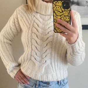 Gigi Hadid cardigan  - Varmaste och mysigaste tröjan på sommaren, passar jätte bra i skärgården, väldigt snålt använd. Den är ifrån Gigi Hadids egna kollektion med Tommy hilfiger i str S  köpt för 1500 kr 