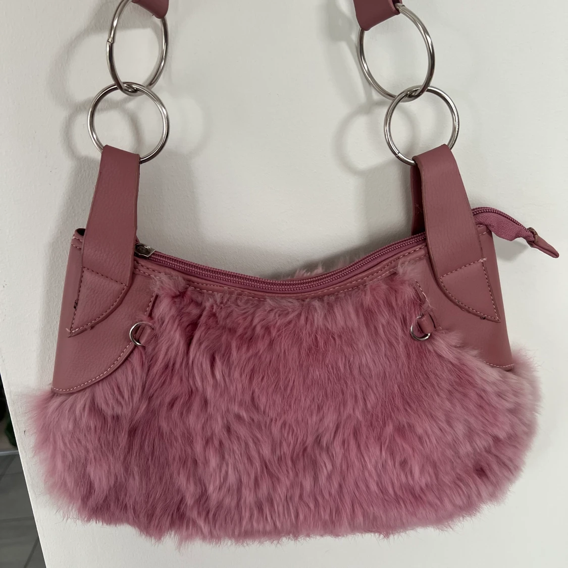 rosa baguette väska