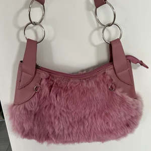 rosa baguette väska  - söt rosa baguette väska från 00-talet 🌸 den har en liten defekt vid dragkedjan men går att stänga helt normalt, skriv om du vill se fler bilder 💙