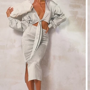 Siden set  - Ett superfint och elegant siden set från Prettylittlething. Helt oanvänd pga kjolen va för liten för mig. Överdelen är i storlek UK 8 och kjolen är i storlek UK 10. 