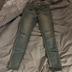 Low- mid waist jeans  - Levi’s mid-Low waist jeans, strl 37. Skulle säga att de motsvarar strl S eller 36 i andra jeans. Ljus blå. Nytt skick, knappt använda. Super skinny modell. För små för mig som är 175cm. Frakt tillkommer INTE💕