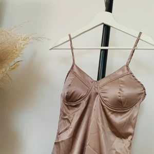 Korsett topp i siden - Lila/rosa korsettbody i siden. aldrig använd st XS