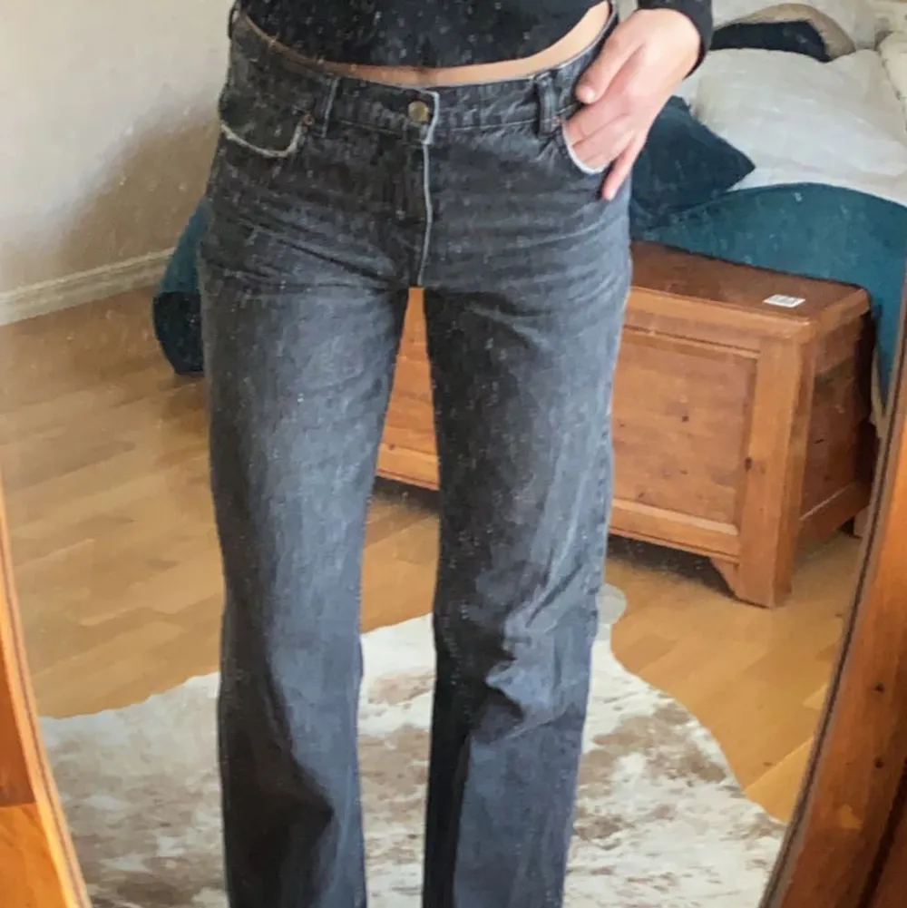 Lågmidjade zara jeans som inte finns kvar längre, storlek 38 mne passar som 36 oxå. Långa ben och passar perfekt för mig som ät 175❤️. Jeans & Byxor.