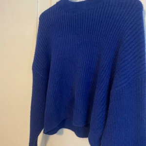 Blå stickad, st:S - Jätte fin blå färg som sitter bra och passar även Xs,S och M skulle jag säga, den är jätte skön och den sticks inte som visa stickade tröjor kan göra!! Använd få gånger så den är inte alls sliten !!💕💕