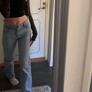 Jättefina blå ”urtvättade” jeans, beskrivs som högmidjade men dom sitter mer som midwaist, passar perfekt i längden på mig som är 1,70 💖
