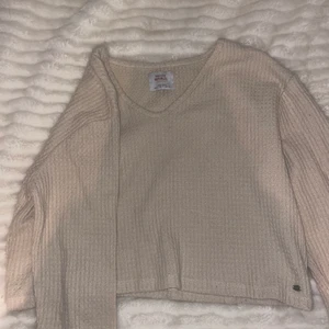 Croppad stickad tröja - Croppd stickad tröja från pull&bear super fin beige kommer dock inte till användning, denna tröja är använd endast 2 gånger. 