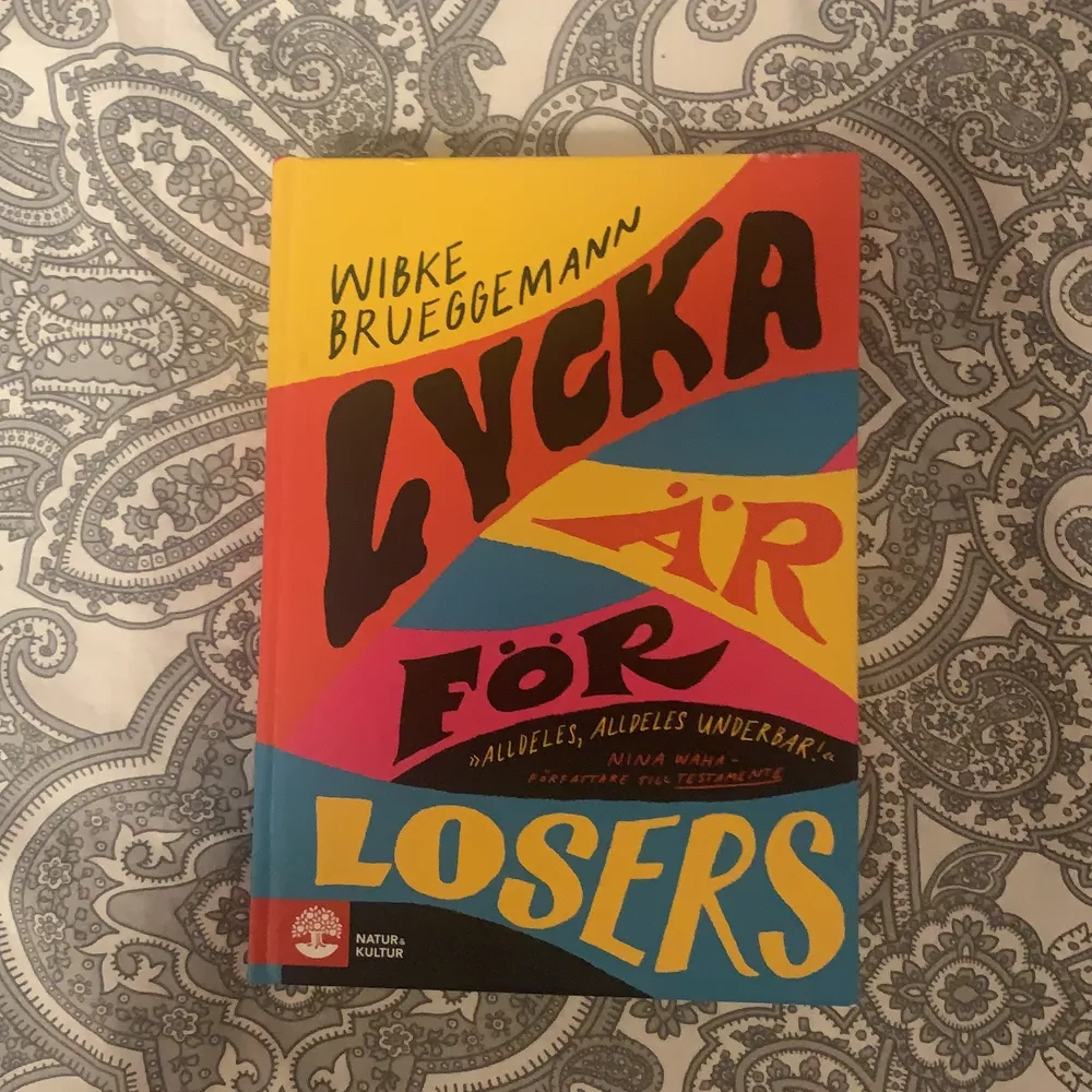 Lycka är för losers: 95kr originalpris 189 - bra skick. Farliga afärer: 40 kr bra skick - bra skick Vem bryr sig: 100kr originalpris 194 kr- lite sliten på hörnen men annars bra skick. Böcker.