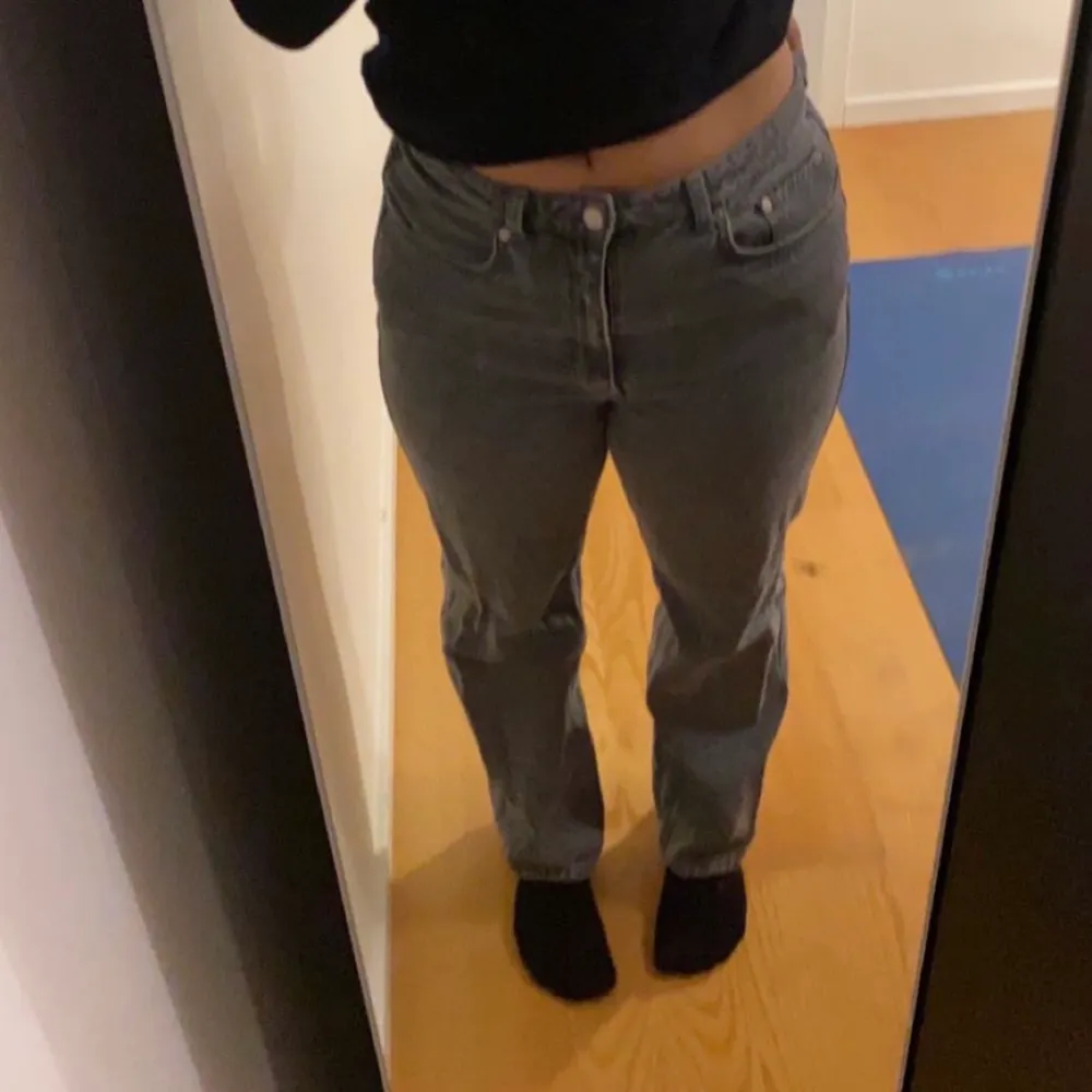 Gråa Weekday jeans i modellen Rowe. w 30 l 32, sitter bra på mig som är 165 och har storlek 40 i andra jeans💞 säljer pga att de inte kommer till användning🧸 köparen står för frakten! . Jeans & Byxor.