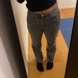 Weekday jeans  - Gråa Weekday jeans i modellen Rowe. w 30 l 32, sitter bra på mig som är 165 och har storlek 40 i andra jeans💞 säljer pga att de inte kommer till användning🧸 köparen står för frakten! 