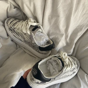 Kurt Geiger Sneakers  - Säljer nu dessa snyggingar som tyvärr enbart är testade pga att jag köpte fel storlek! :( Nypris 1600 men säljer direkt för 1200 eller buda från 800. Ifall ni undrar något eller önskar fler bilder är det bara att skriva till mig. (OBS: köparen står för frakt, men kan även mötas upp i Stockholm. ) 💘☺️