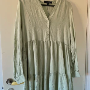 Klänning/skjorta  - Lång skjorta/ kort klänning. Aldrig haft på mig! 🤍 fråga gärna om mer bilder