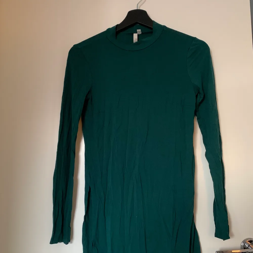 Grön långärmad tröja/topp från Nelly med snitt på sidorna i strl S. T-shirts.